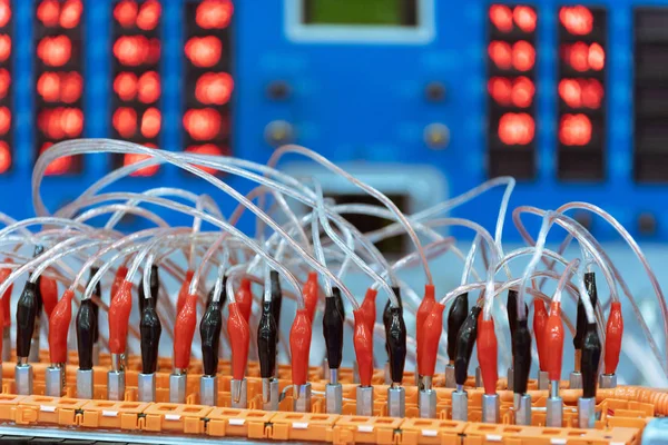 Batería de coche EV durante el mantenimiento. Delante del equipo de diagnóstico . — Foto de Stock