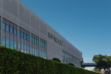 Florida, ABD, 27 Ağustos 2019, Spacex'in Hawthorne, Los Angeles'taki genel merkezi. Mavi gökyüzü arka planı ile.