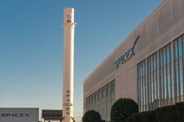 Florida, ABD, 27 Ağustos 2019, Spacex karargahı Falcon 9 roketi ile Hawthorne, Los Angeles'ta arka planda.