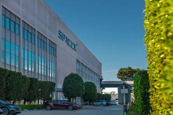 Florida, ABD, 27 Ağustos 2019, Spacex'in Hawthorne, Los Angeles'taki genel merkezi. Mavi gökyüzü arka planı ile.