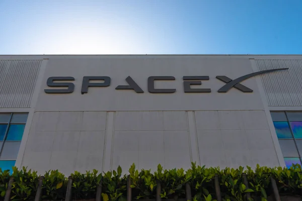 Florida, ABD, 27 Ağustos 2019, Spacex'in Hawthorne, Los Angeles'taki genel merkezi. Mavi gökyüzü arka planı ile.