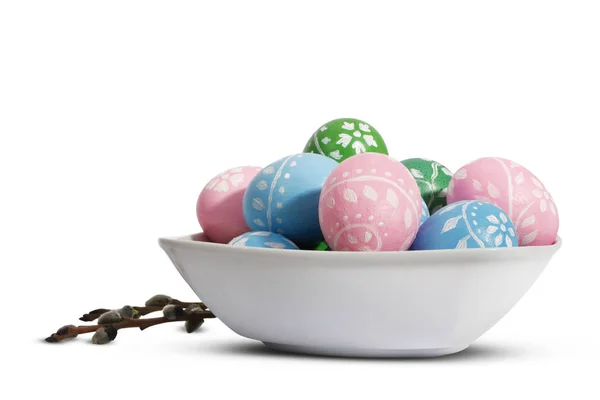 Pasen plaat met Pasen eieren op de achtergrond van de wnite. — Stockfoto