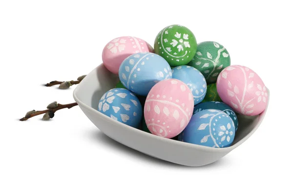 Pasen plaat met Pasen eieren op de achtergrond van de wnite. — Stockfoto