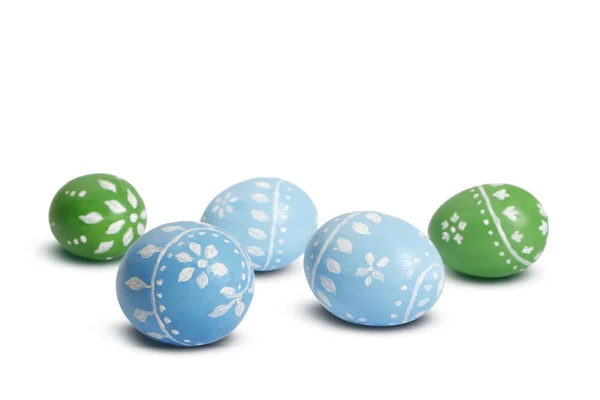 Beyaz arka plan üzerinde izole mavi ve yeşil Paskalya yumurtaları — Stok fotoğraf
