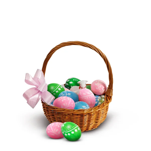 Színes húsvéti tojást és egy kosár Húsvét bárány — Stock Fotó