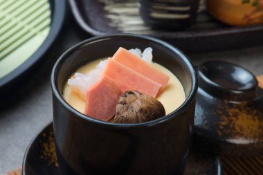 Ayrıntı görünümü chawanmushi, haşlanmış yumurta muhallebi, Japon yemekleri.