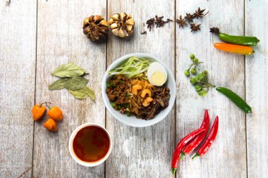 Bana beyaz kase hizmet pan Asya biber üstten görünüm