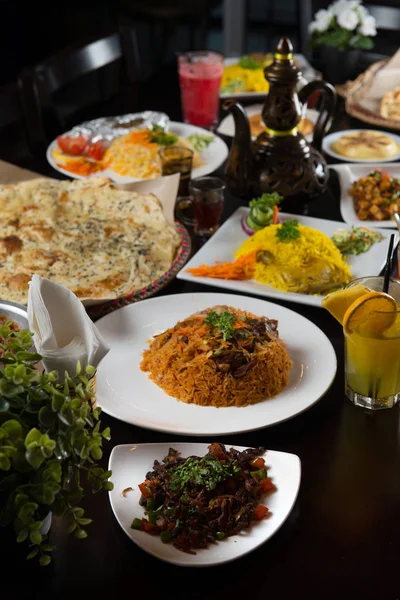 Детальный Обзор Различных Арабских Блюд — стоковое фото