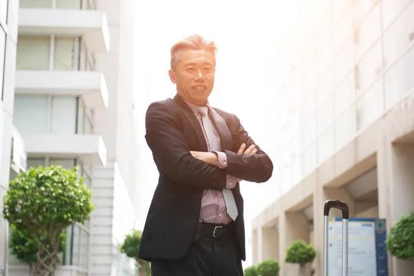 Portret Van Aziatische Zakenman Permanent Buiten — Stockfoto