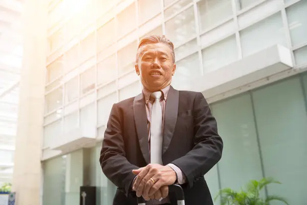 Portret Azjatycki Biznes Biznesmen Stojąc Zewnątrz — Zdjęcie stockowe