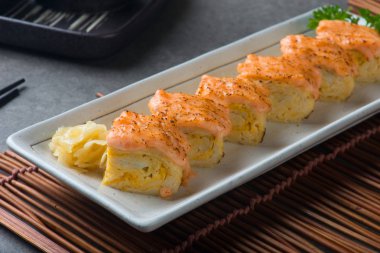 Aburi somon suşi rulo Engawa yakın çekim 