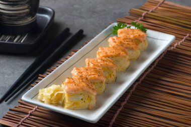 Aburi somon suşi rulo Engawa yakın çekim 