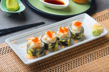 Tablo ayarı abalone salata ile tempura suşi rulo