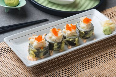 Tablo ayarı abalone salata ile tempura suşi rulo