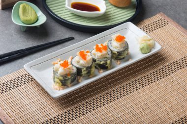 Tablo ayarı abalone salata ile tempura suşi rulo