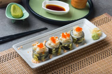 Tablo ayarı abalone salata ile tempura suşi rulo