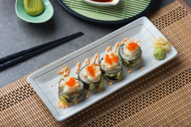 Tablo ayarı abalone salata ile tempura suşi rulo