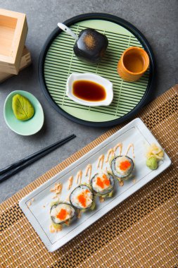 Tablo ayarı abalone salata ile tempura suşi rulo