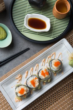 Tablo ayarı abalone salata ile tempura suşi rulo