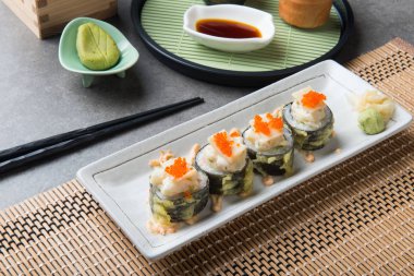Tablo ayarı abalone salata ile tempura suşi rulo