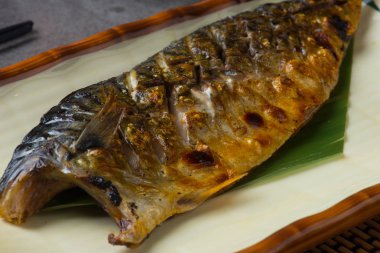 Tablo ayarı ile ızgara Saba balık 