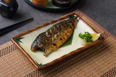 Tablo ayarı ile ızgara Saba balık 