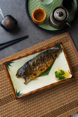 Tablo ayarı ile ızgara Saba balık 