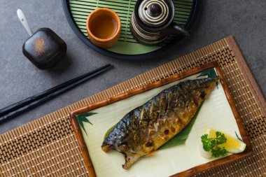 Tablo ayarı ile ızgara Saba balık 