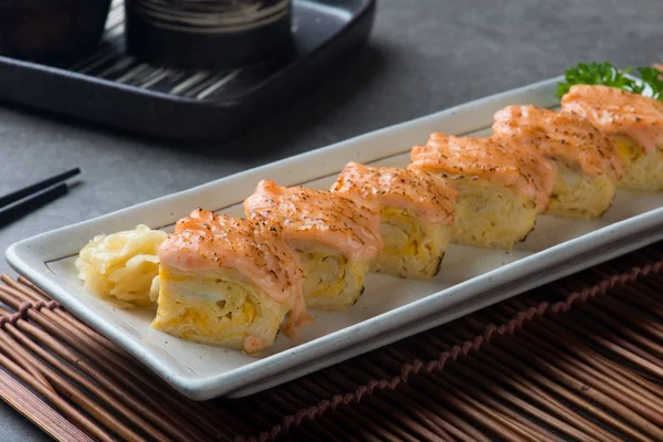 Primo Piano Degli Involtini Sushi Aburi Salmon Engawa — Foto Stock