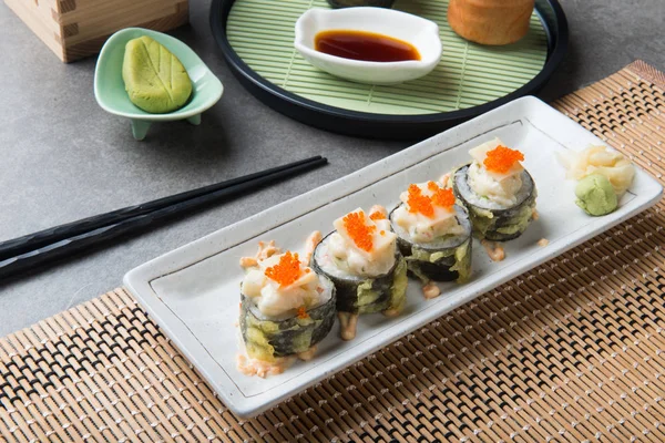 Ajuste Mesa Com Salada Abalone Rola Sushi Com Tempura — Fotografia de Stock