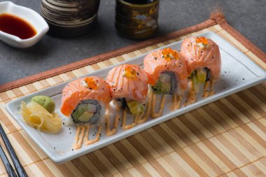 masanın üzerine somon suşi roll