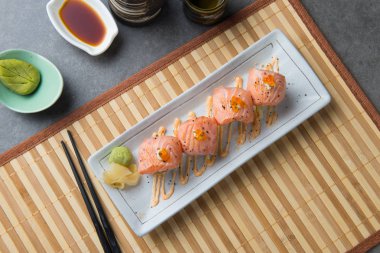 somon suşi roll düz açayım