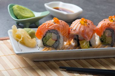 masanın üzerine somon suşi roll