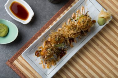 Takoyaki suşi rulo düz lay tablo görünümü