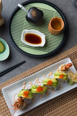 Ejderha rulo Kral karides suşi düz yatıyordu görünümü