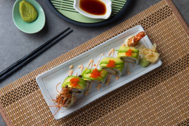 Ejderha rulo Kral karides suşi düz yatıyordu görünümü