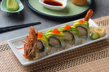 Ejderha rulo Kral karides suşi