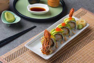 Ejderha rulo Kral karides suşi