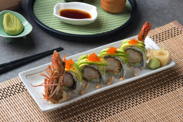 Dragão Rolo Rei Camarão Sushi — Fotografia de Stock
