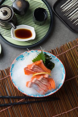 taze somon shashimi taze buz üzerinde görmek