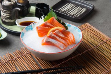 taze somon shashimi taze buz üzerinde görmek