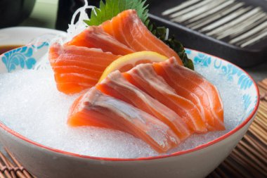 taze somon shashimi taze buz üzerinde görmek