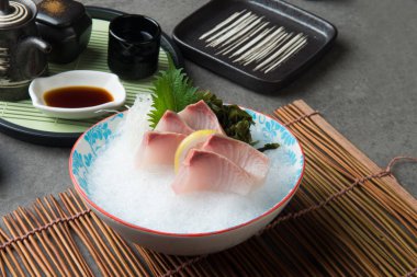 Büyük Amberjack Kanpachi Sashimi görünümünü yakın çekim 