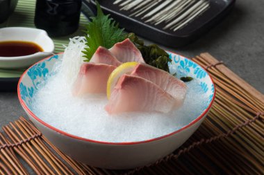 Büyük Amberjack Kanpachi Sashimi görünümünü yakın çekim 