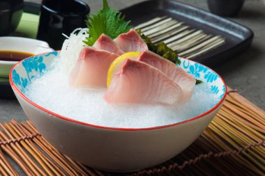 Büyük Amberjack Kanpachi Sashimi görünümünü yakın çekim 