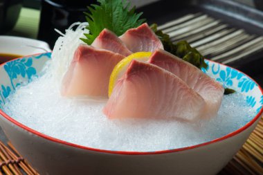 Büyük Amberjack Kanpachi Sashimi görünümünü yakın çekim 