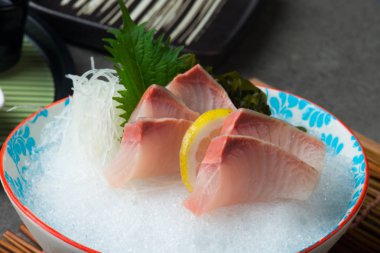 Büyük Amberjack Kanpachi Sashimi görünümünü yakın çekim 