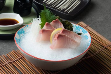 Büyük Amberjack Kanpachi Sashimi görünümünü yakın çekim 