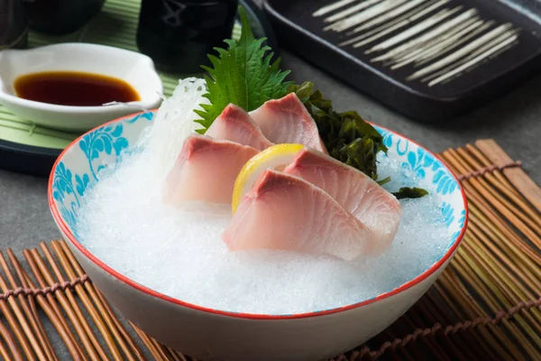 Büyük Amberjack Kanpachi Sashimi görünümünü yakın çekim 