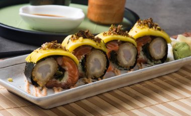 yakından görmek somon ve mango suşi rulo